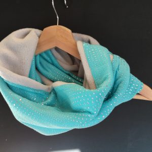 Pièces argentées sur un fond bleu aqua - Polaire anti-boulochage gris clair - Tricot (extensible) - 140 cm