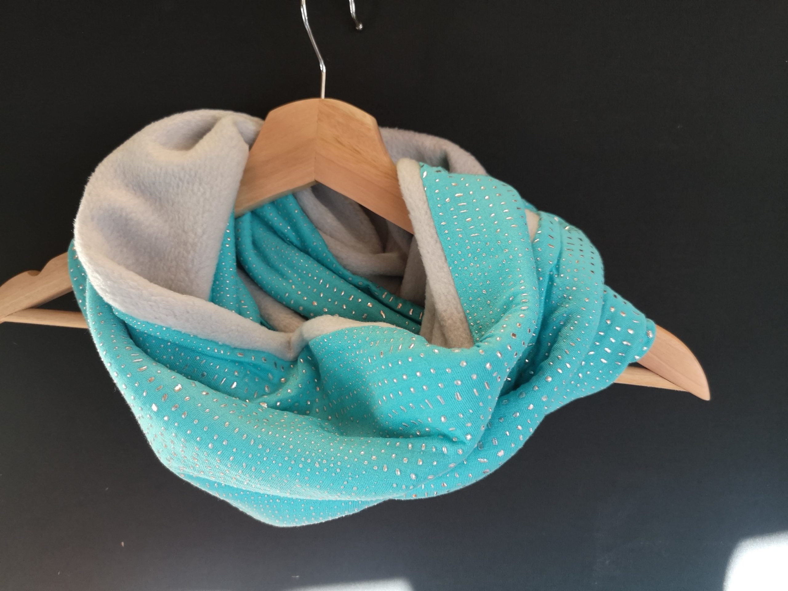 Pièces argentées sur un fond bleu aqua - Polaire anti-boulochage gris clair - Tricot (extensible) - 140 cm