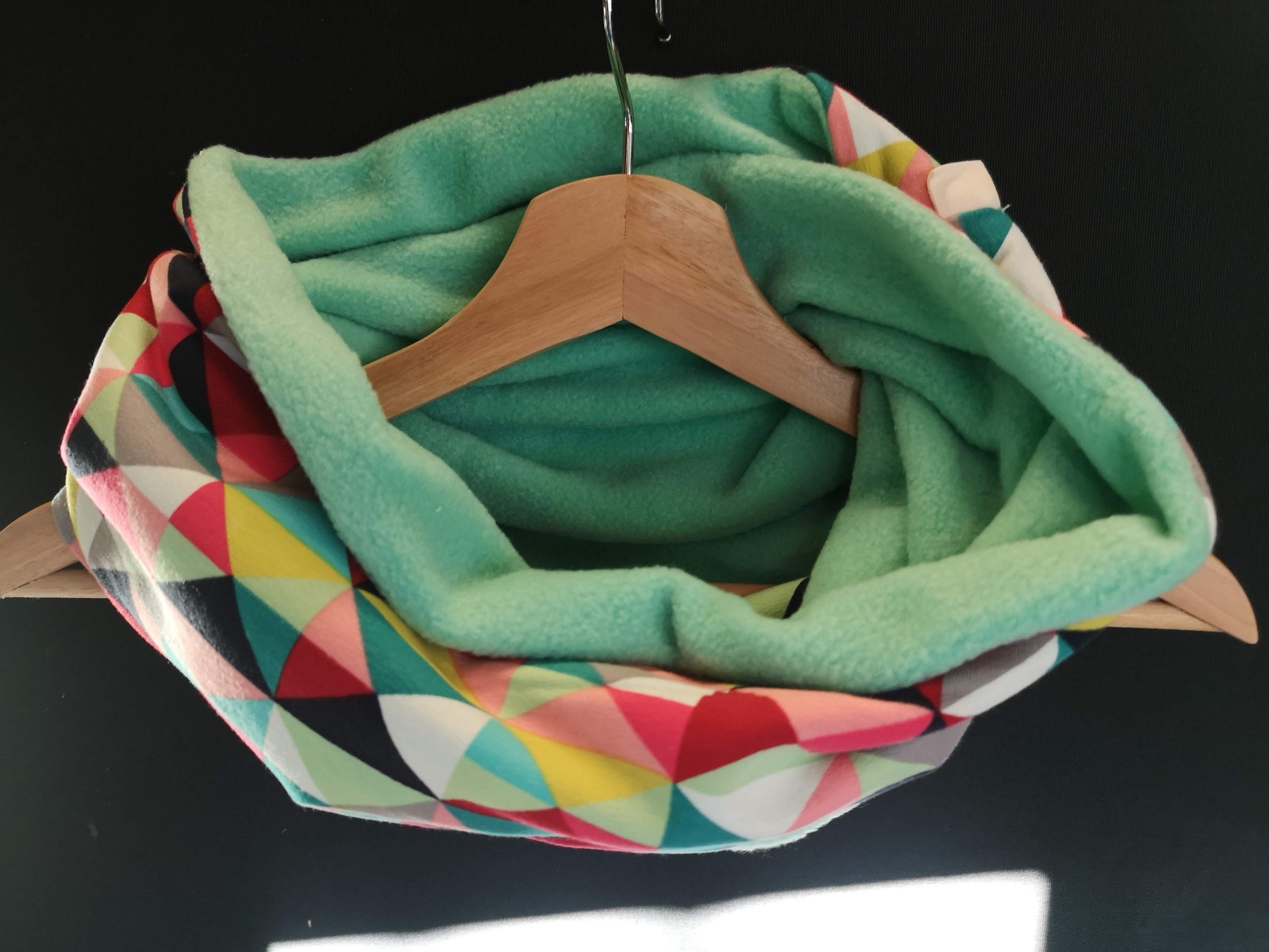 Triangles multicolores - Polaire anti-boulochage menthe - Tricot (extensible) - 145 cm