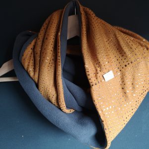 Morceaux dorés sur fond caramel - Polaire anti-boulochage gris foncé - Tricot (extensible) - 145 cm