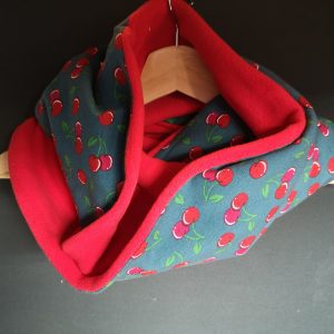 Cerises sur fond pétrole - Polaire anti-boulochage rouge - Tricot (extensible) - 150 cm