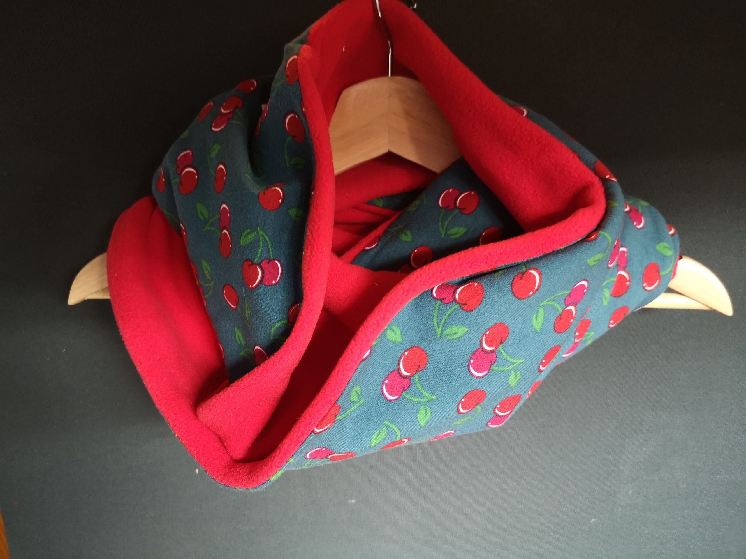 Cerises sur fond pétrole - Polaire anti-boulochage rouge - Tricot (extensible) - 150 cm