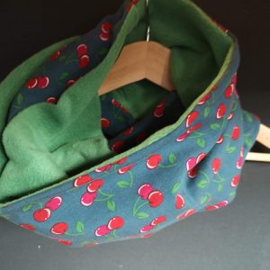 Cerises sur fond pétrole - Polaire anti-boulochage verte - Tricot (extensible) - 150 cm