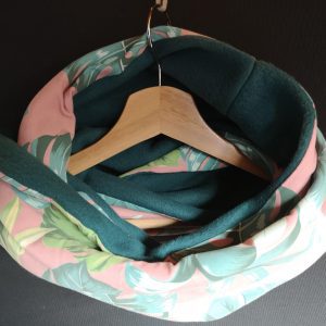 Vert jungle sur fond rose ancien - Polaire anti-boulochage verte - Tricot (extensible) - 150 cm