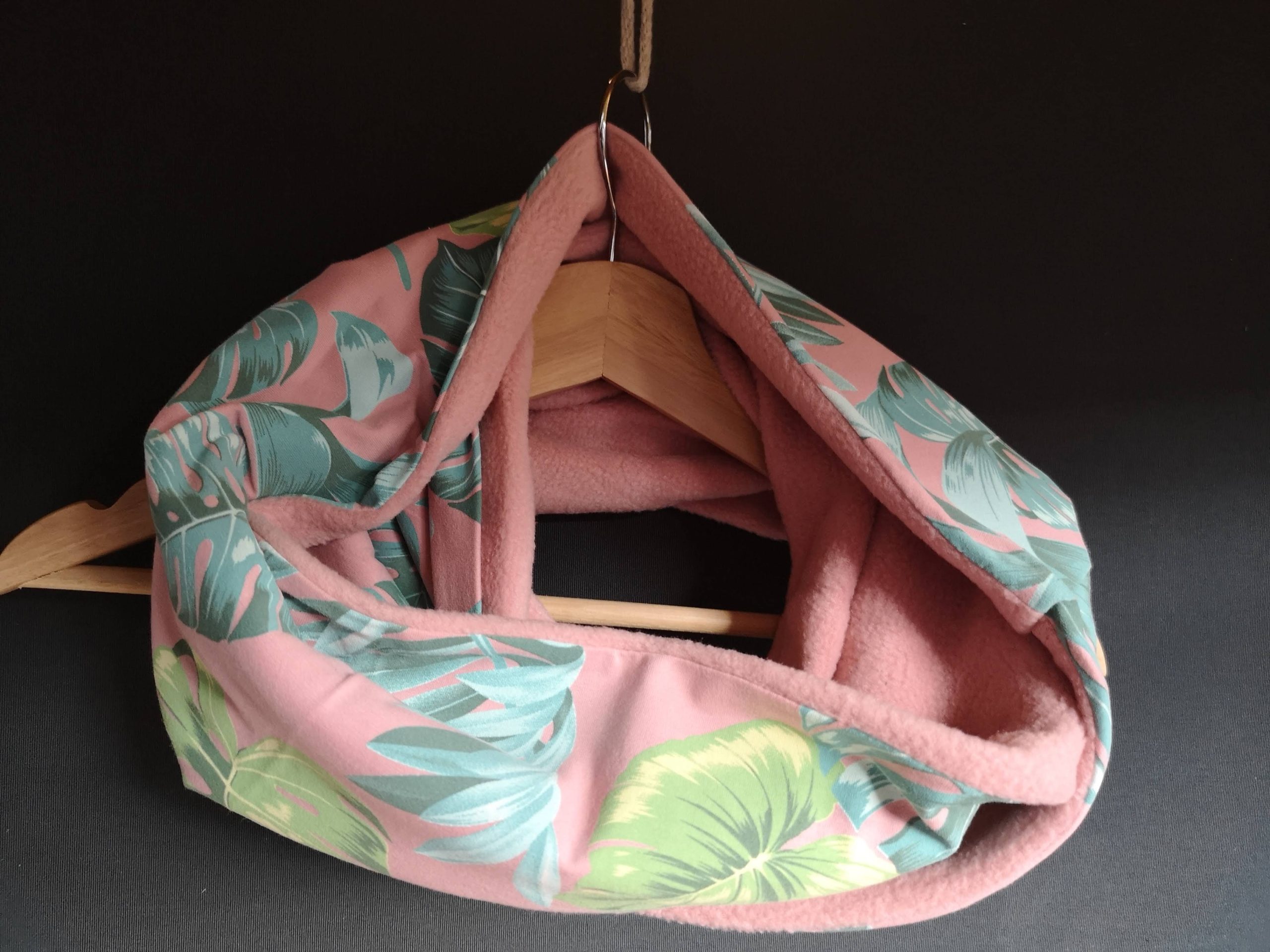 Vert jungle sur fond rose antique - Polaire anti-boulochage rose antique - Jersey (extensible) - 150 cm