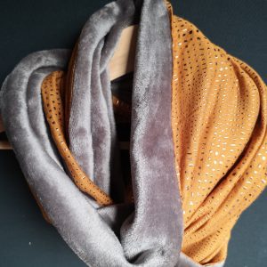 Morceaux dorés sur fond caramel - Polaire wellness taupe - Tricot (extensible) - 145 cm