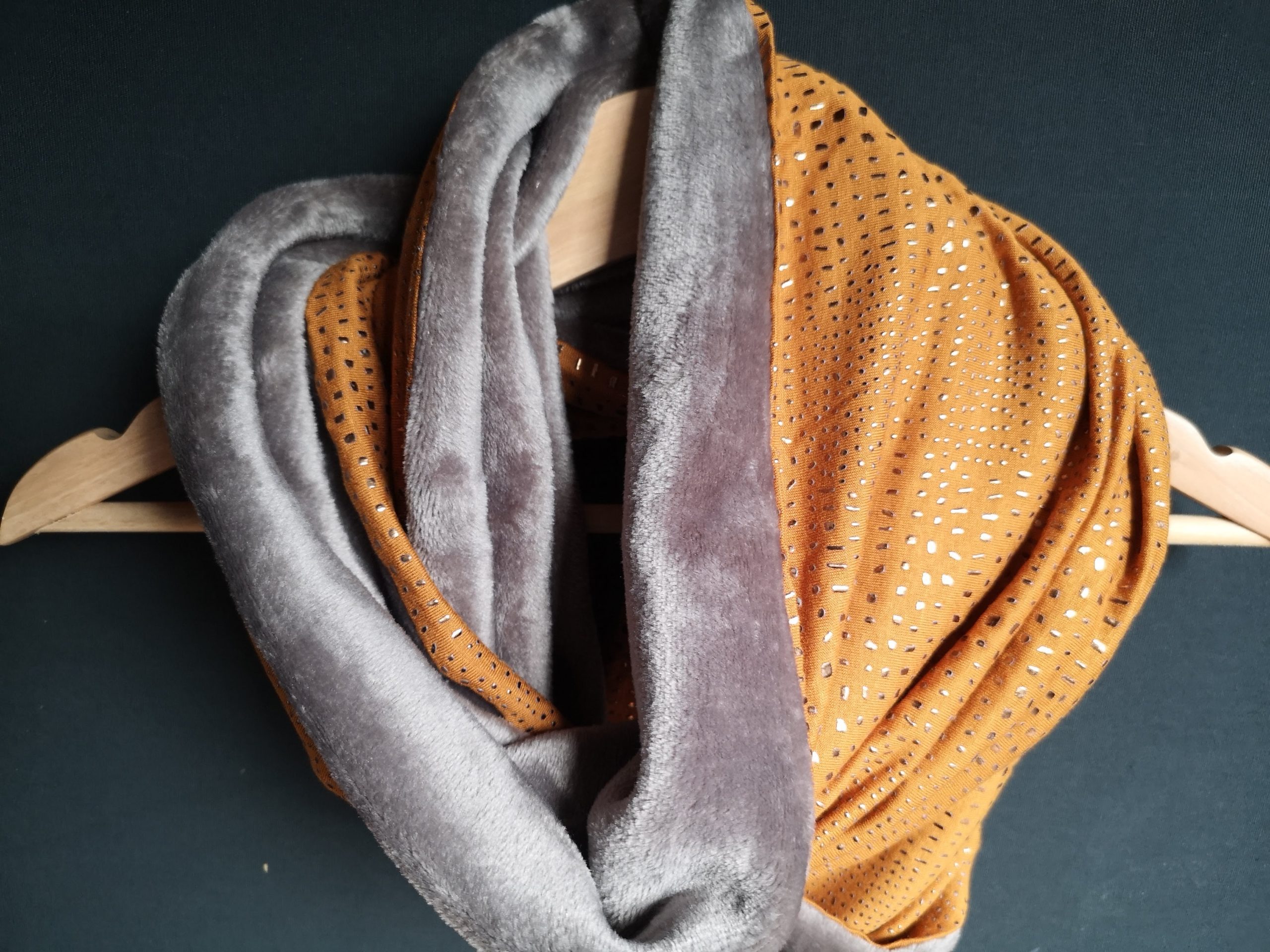 Morceaux dorés sur fond caramel - Polaire wellness taupe - Tricot (extensible) - 145 cm