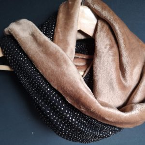 Pièces dorées sur fond noir - Molleton bien-être camel - Tricot (extensible) - 150 cm