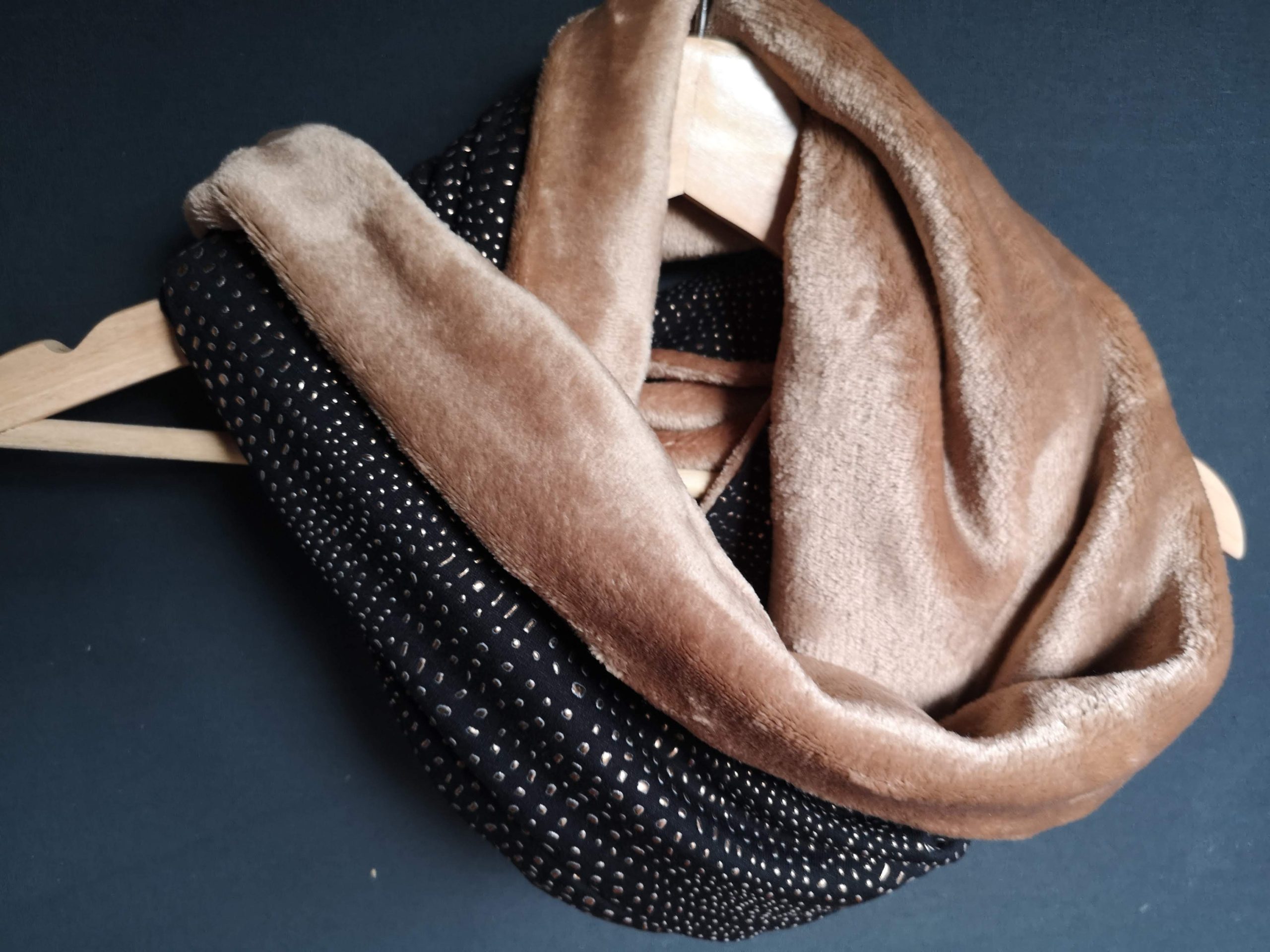 Pièces dorées sur fond noir - Molleton bien-être camel - Tricot (extensible) - 150 cm