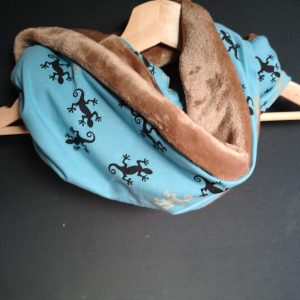 Geckos sur fond bleu - Polaire bien-être chameau - Jersey (extensible) - 145 cm