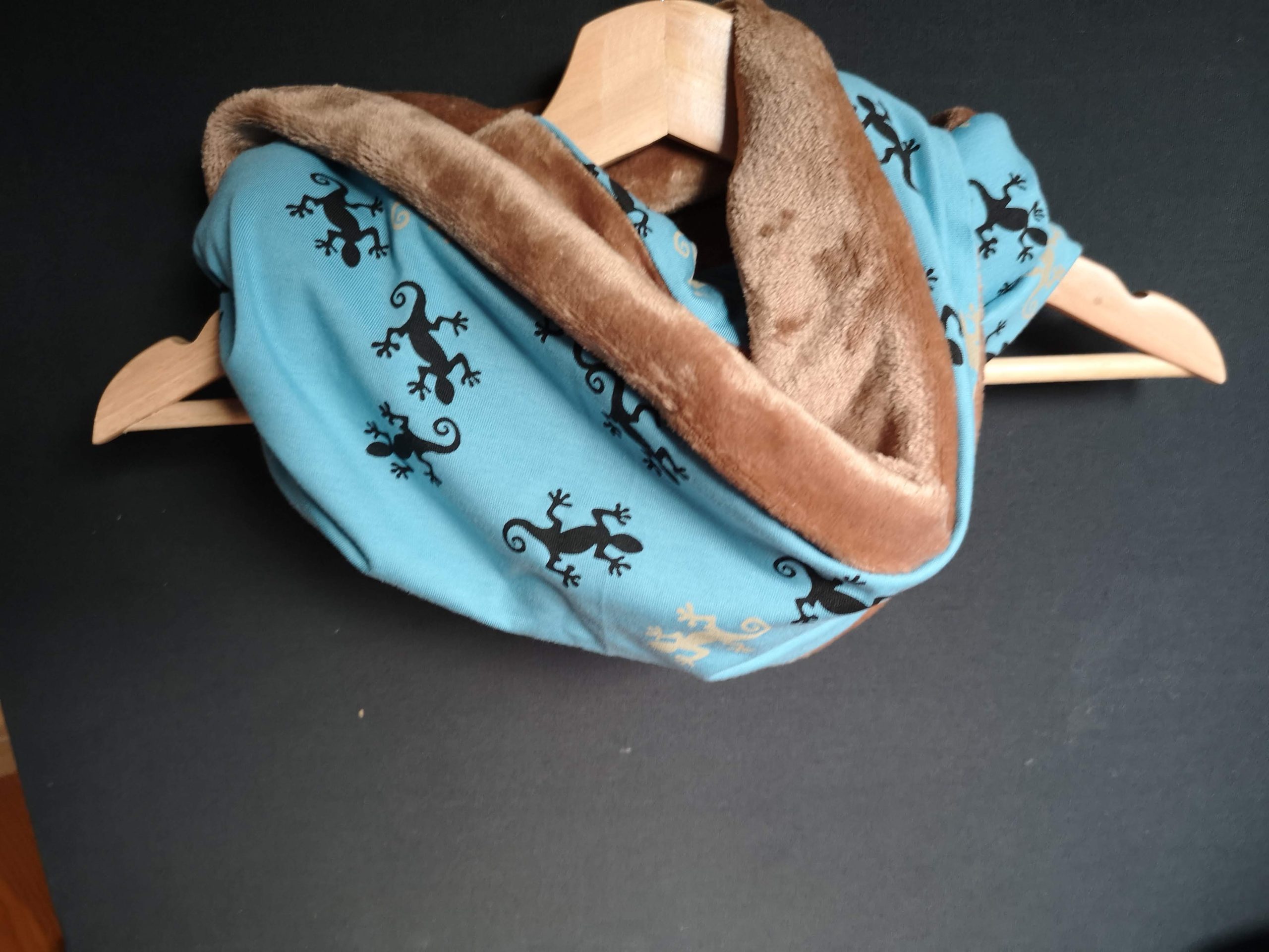 Geckos sur fond bleu - Polaire bien-être chameau - Jersey (extensible) - 145 cm