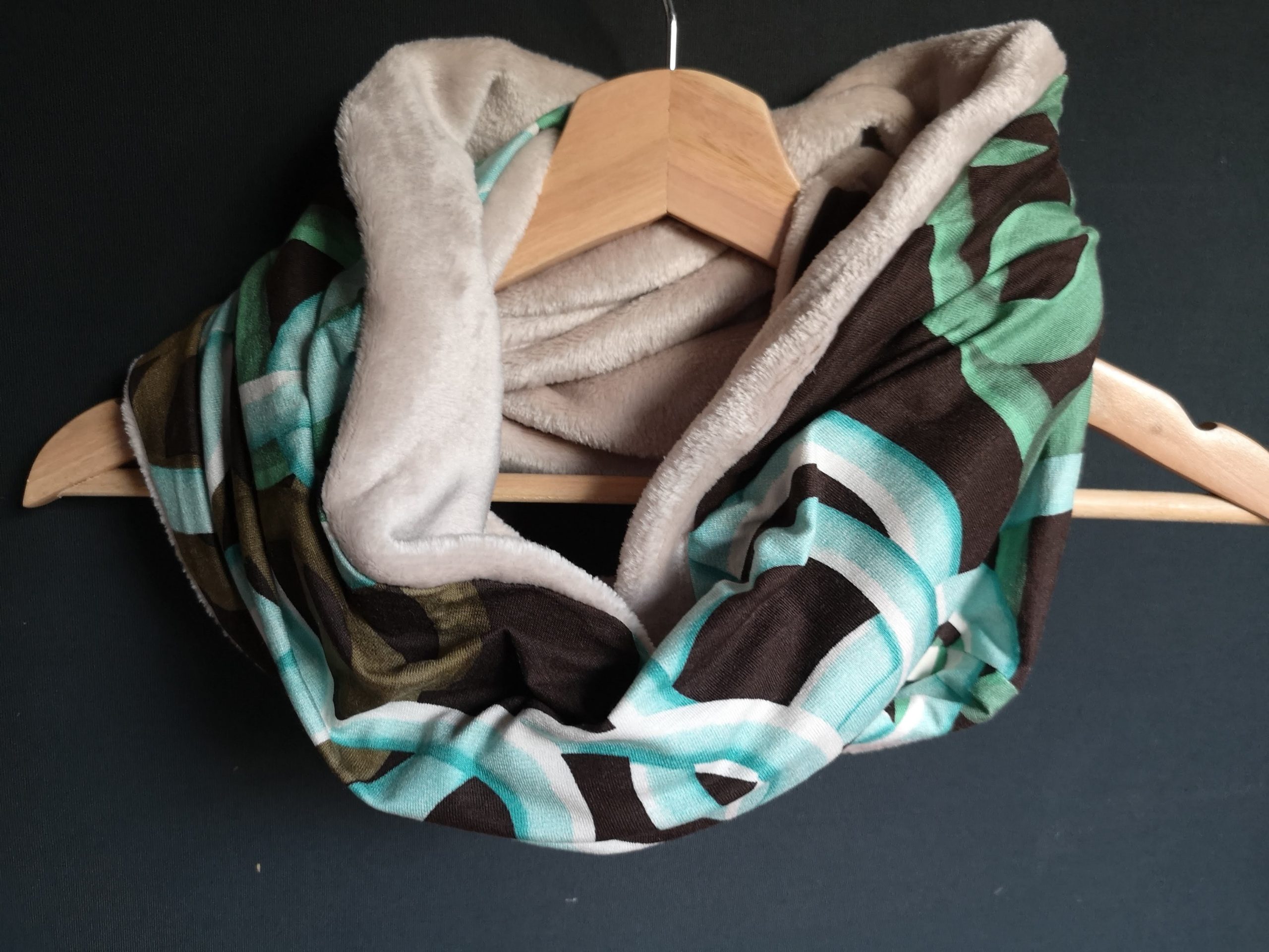 Maillons vert menthe et brun sur fond brun - Polaire wellness sable - Jersey (extensible) - 150 cm