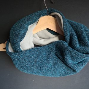 Mouchetures bleu-noir - Polaire anti-boulochage gris clair - Tricot jersey (extensible) - 145 cm