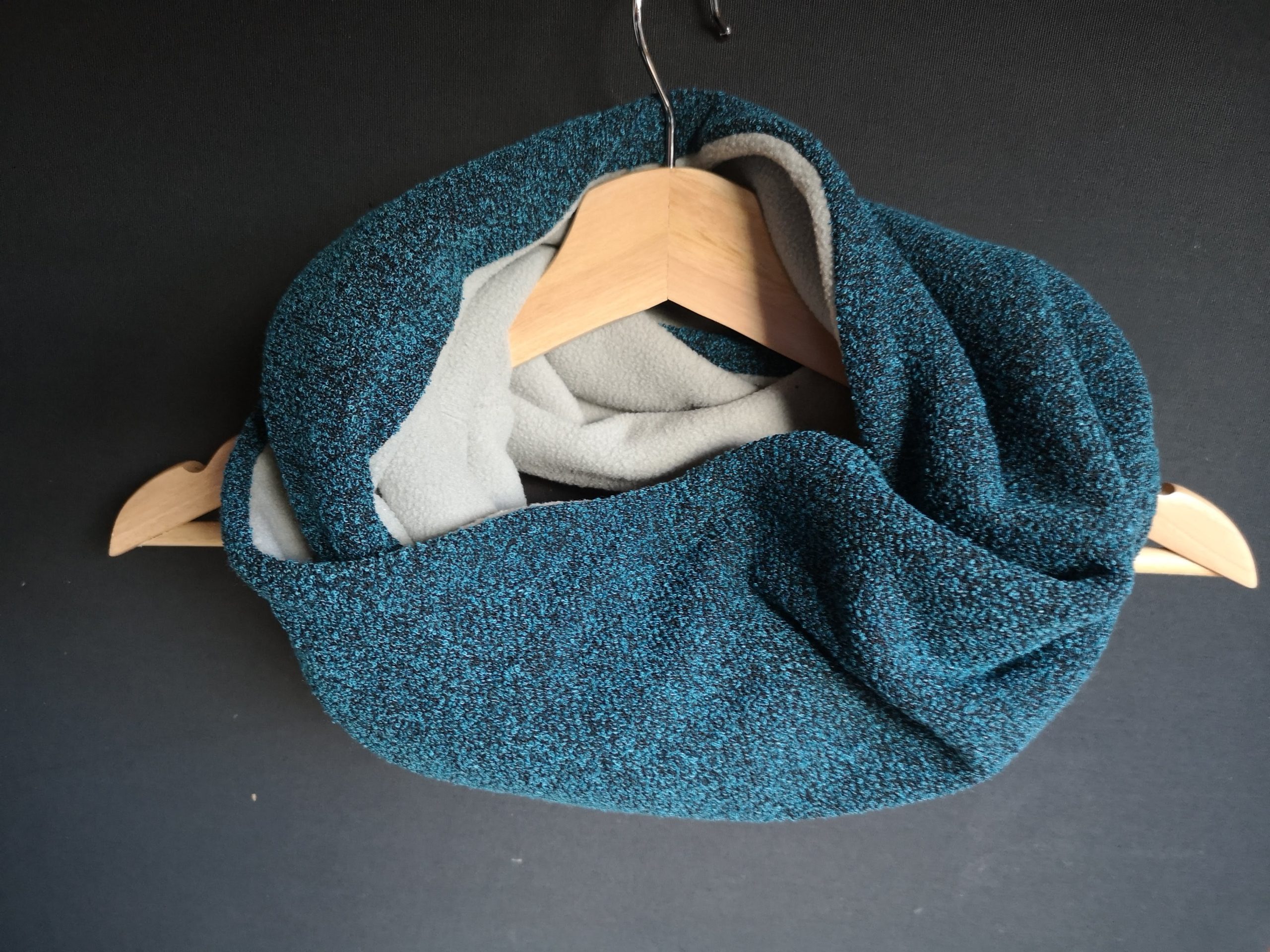 Mouchetures bleu-noir - Polaire anti-boulochage gris clair - Tricot jersey (extensible) - 145 cm