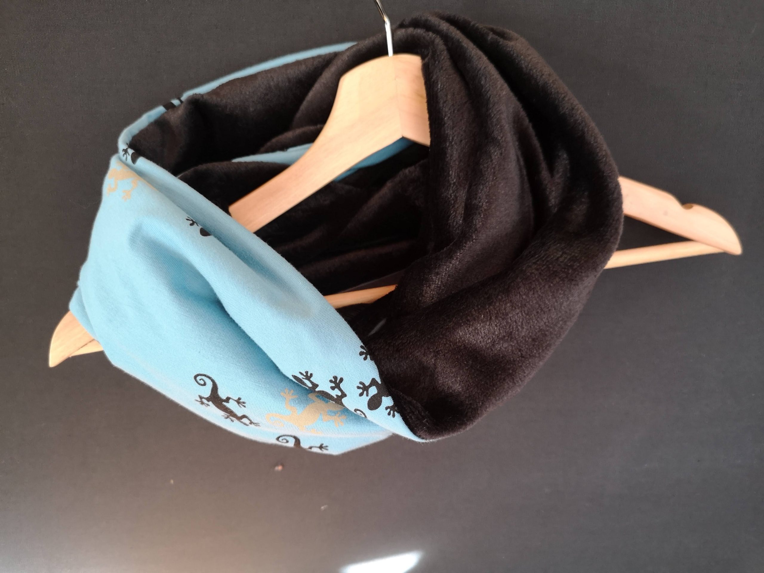 Geckos sur fond bleu - Molleton bien-être noir - Tricot (extensible) - 145 cm
