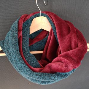 Mouchetures bleu noir - Polaire anti-boulochage bordeaux - Jersey tricoté (extensible) - 145 cm
